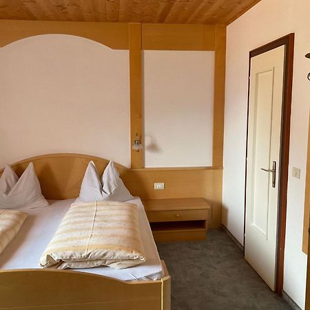 Garni Rika Bed & Breakfast Parcines Eksteriør bilde