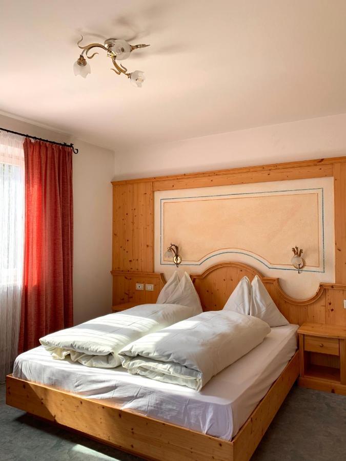 Garni Rika Bed & Breakfast Parcines Eksteriør bilde