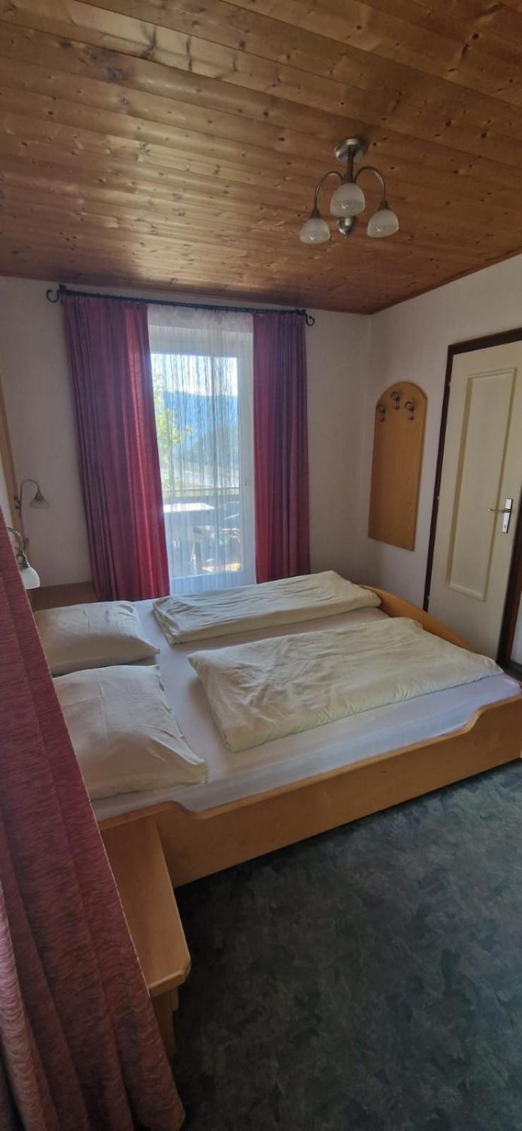 Garni Rika Bed & Breakfast Parcines Eksteriør bilde