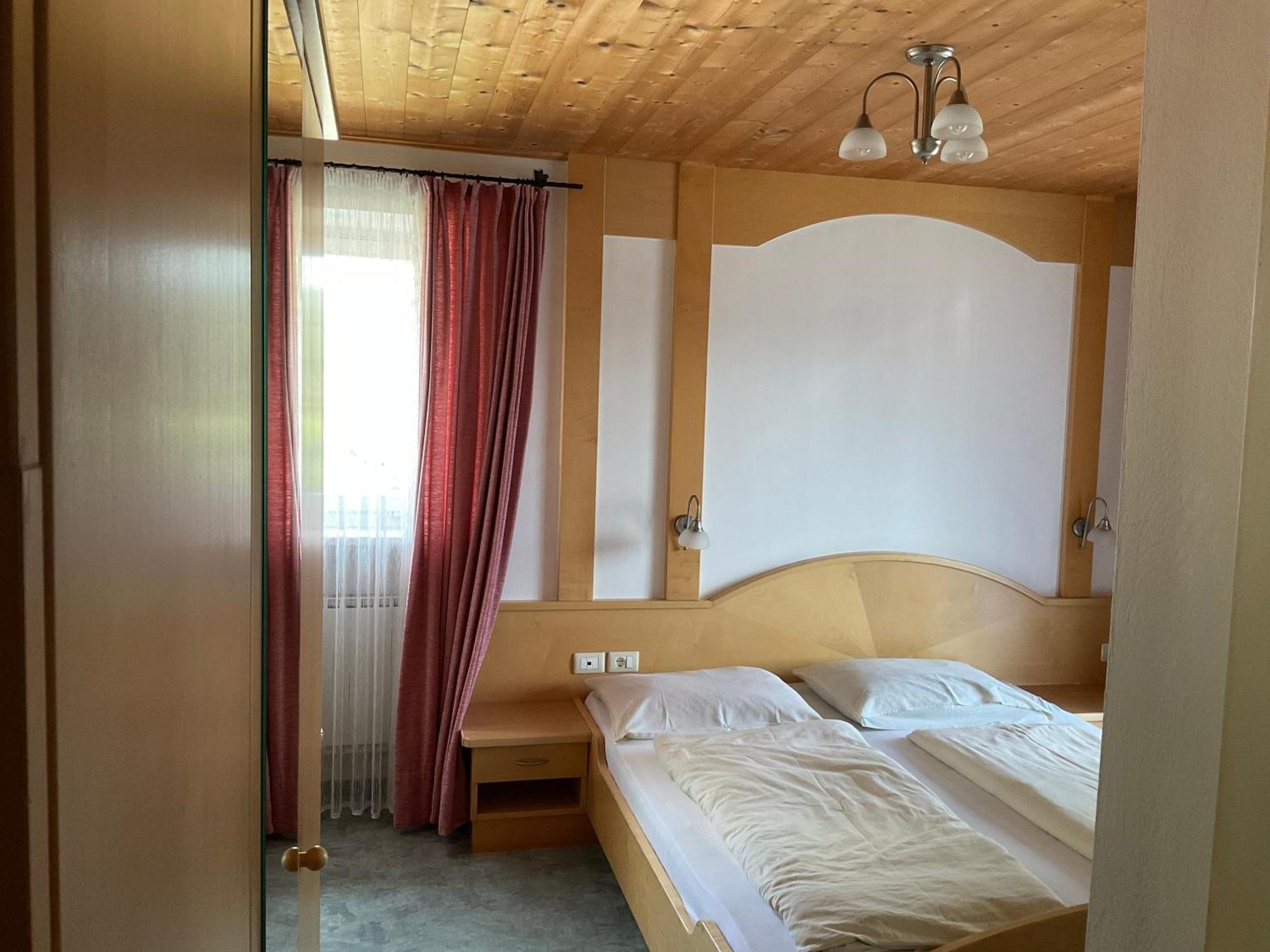 Garni Rika Bed & Breakfast Parcines Eksteriør bilde