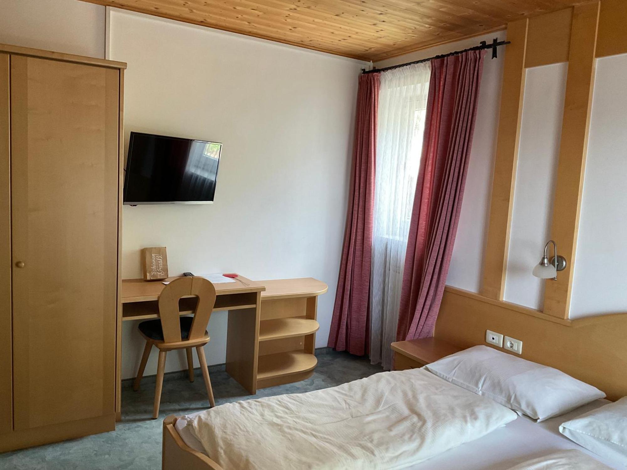 Garni Rika Bed & Breakfast Parcines Eksteriør bilde